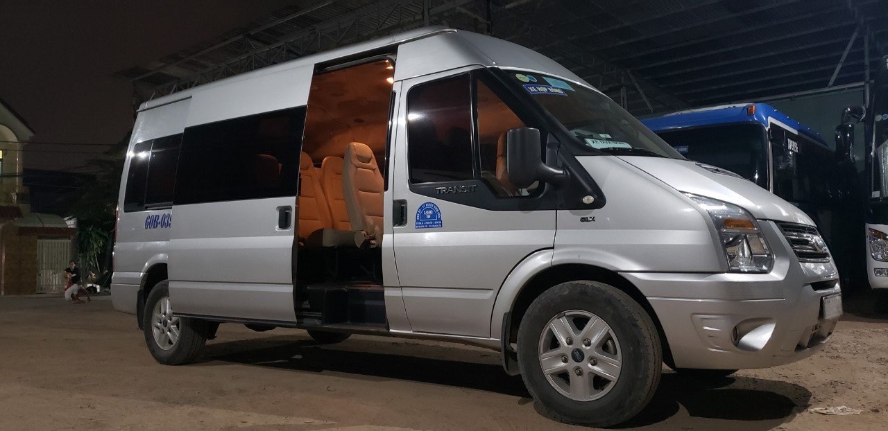 xe 16 chỗ Ford Transit